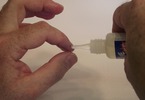 Deluxe Materials Glue Buster: Použití rozlepovače u slepených prstů
