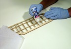 Deluxe Materials Tissue Paste: Nanesení lepidla na konstrukci křídla