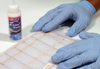 Deluxe Materials Tissue Paste: Přiložení papírového potahu na dřevěnou konstrukci s naneseným lepidlem