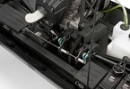 RC model auta Losi Monster Truck 1:5 XL: Umístění benzinového motoru v šasi