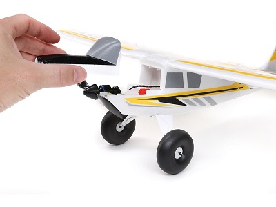 Velký přední kryt umožňuje pohodlný přístup k motoru a pohonnému akumulátoru