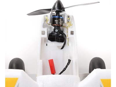 Kromě motoru jsou v pření části trupu nainstalovány i LED diody.