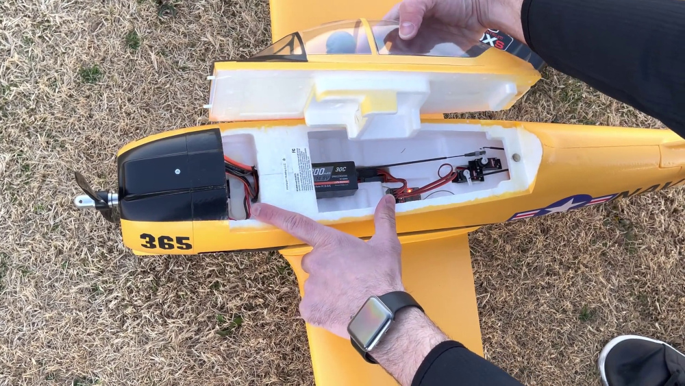 Snadná instalace baterie do trupu RC modelu E-flite T-28 Trojan