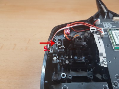 Povolení šroubu mechaniky