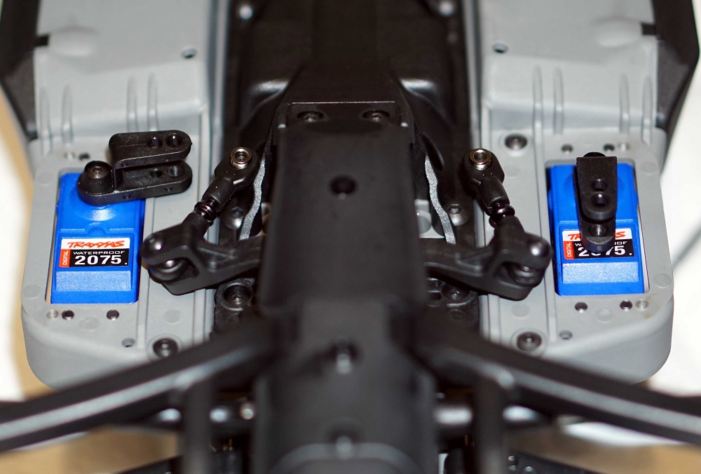 Odšroubování táhel od serv