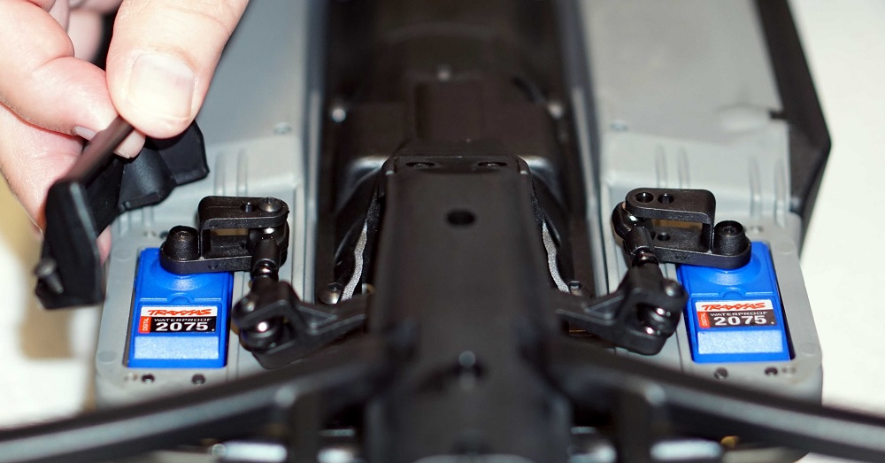 Odšroubování krytů a serv