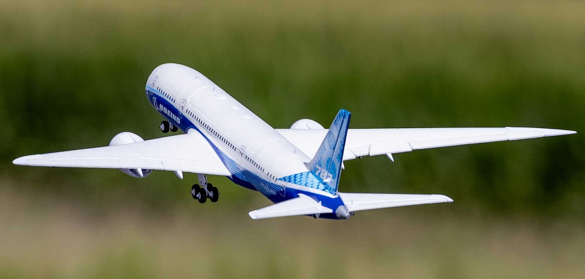 E-flite Boeing 787-8 Dreamliner 0.7m BNF Basic AS3X SAFE Select