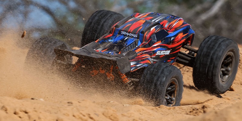 Traxxas Sledge 1:8 RTR s belted pneu