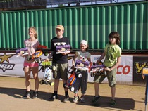 zleva: 2. misto Kacka Kalvodova (Mugen), 1. misto Vaclav Broz (TLR), 3. misto Klarka Kalvodova (Mugen), 4. misto Max Kuda (Serpent)