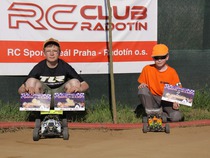 Václav Brož (vlevo), Nik Bečvář (vpravo) se svými vítěznými auty