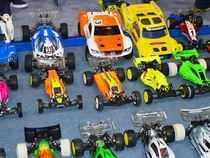 Závodní technika TLR se neztratila mezi ostatními konkurenčními vozy