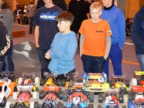 prohlídka konkurenční vozů před startem závodu