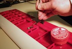 Deluxe Materials Tacky Wax: Pomůcka pro šroubování šroubků
