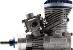 Benzinový motor Evolution 10GX2: Pohled zleva (motor bez tlumiče). Membránové čerpadlo je poháněno tlakováním ze skříně motoru.