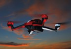 RC dron Traxxas Aton: Letová ukázka před západem slunce
